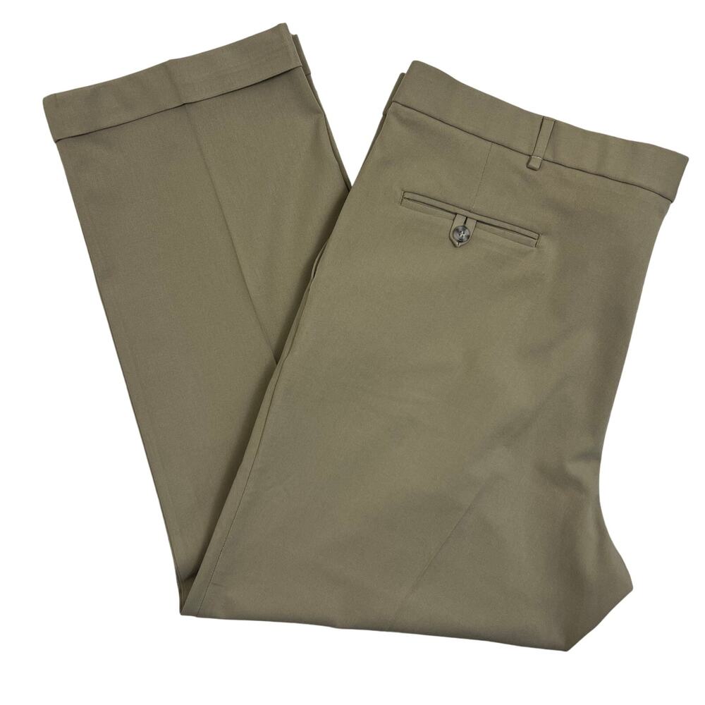 Dockers Dress pant men’s 42x30 pleated front spandex/viscose stain defender